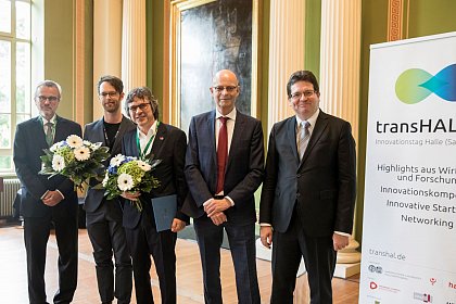 Transferpreis in der Kategorie Erfolgreiche regionale 
Transferkooperation: Dr. Hartmut S. Leipner (rechts mit Strau�) und Robert Schlegel. Foto: Matthias Ritzmann