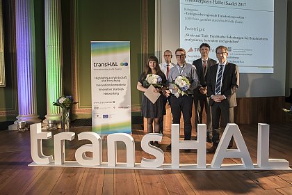 Transferpreis in der Kategorie Erfolgreiche regionale Transferkooperation: Preistr�ger:innen Prof. Dr. rer. nat. habil. Renate Rau und Ren� Walther. Foto: Matthias Ritzmann
