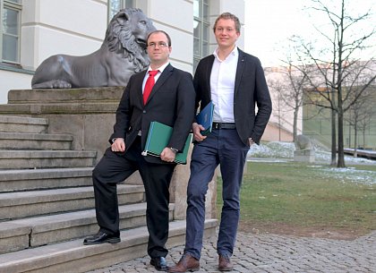 Transferpreis in der Kategorie Herausragende anwendungsorientierte Dissertation: Preistr�ger Dr. rer. nat. Christopher Janich (rechts)