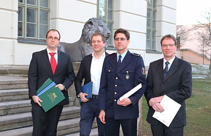 Transferpreis in der Kategorie Erfolgreiche regionale Transferkooperation: Preistr�ger Prof. Dr. Stefan Sackmann (rechts) und Dr. Robert Pulz (zweiter von rechts)