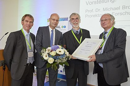 Preistr�ger Herr Prof. Dr.-Ing. Dr. h.c. Joachim Ulrich (zweiter von rechts)