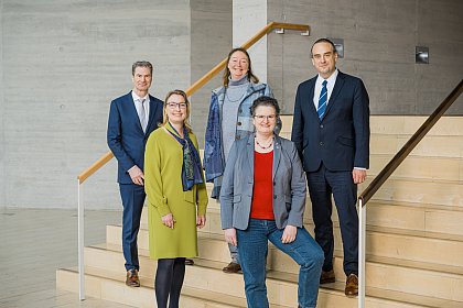 Kanzler Alfred Funk, Prorektorin Prof. Dr. Insa Theesfeld, Prorektorin 
Prof. Dr. Christine Frst, Rektorin Prof. Dr. Claudia Becker und
Prorektor Prof. Dr. Pablo Pirnay-Dummer (v.l.n.r.) Foto: Anna Kolata